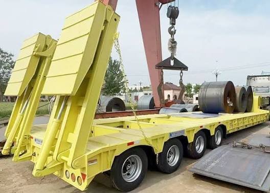 Semi-remorque porte-char surbaissée