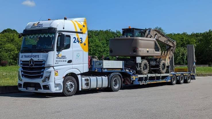 Tracteur et porte-char pour engins de chantier